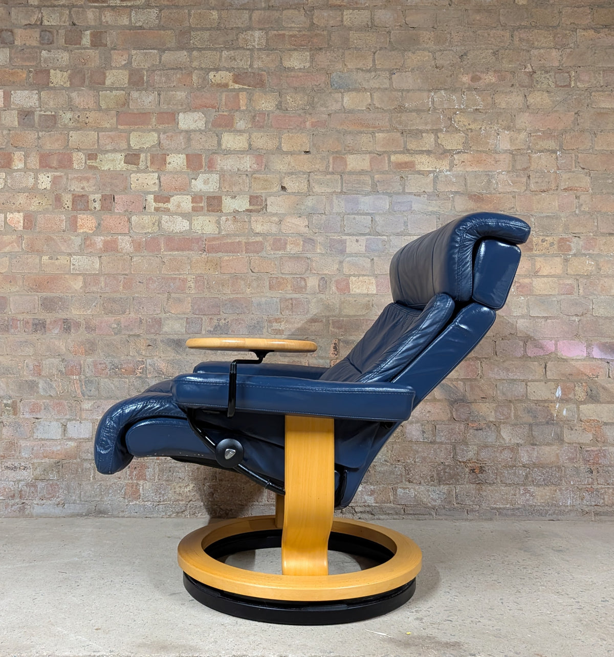 Ekornes Stressless Blue Leather Recliner Armchair With Swing Table And Footstool