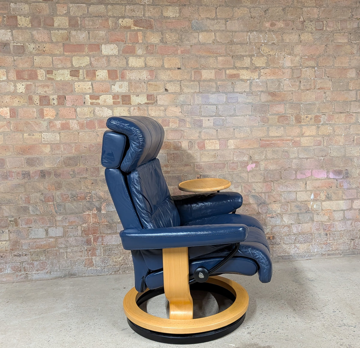 Ekornes Stressless Blue Leather Recliner Armchair With Swing Table And Footstool