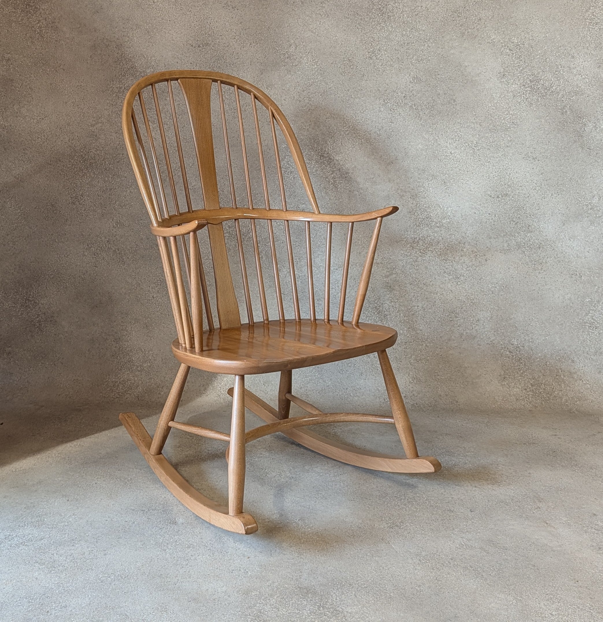 Ercol Chairmakers Rocking Chair With Crinoline Stretcher - Light Ash