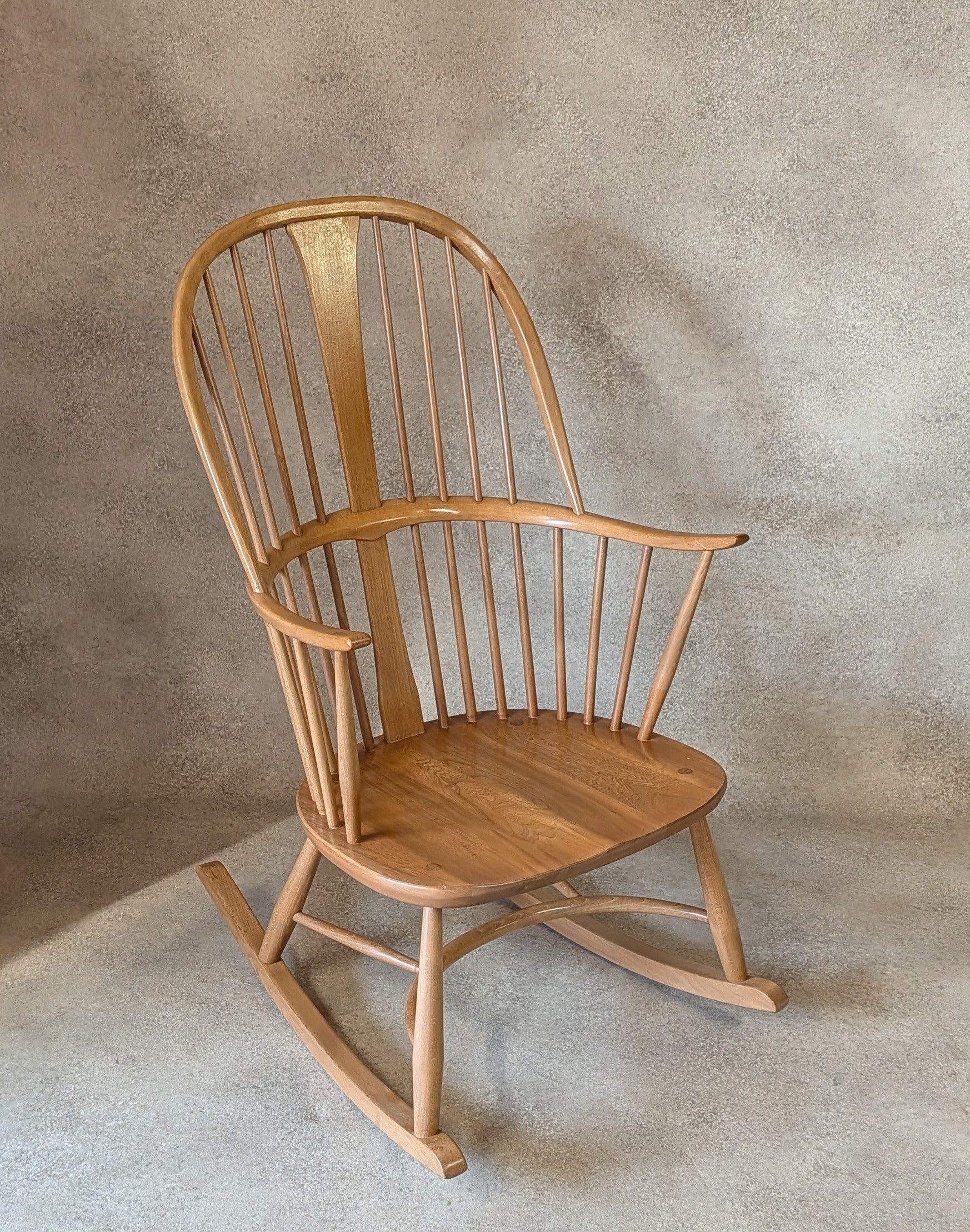 Ercol Chairmakers Rocking Chair With Crinoline Stretcher - Light Ash