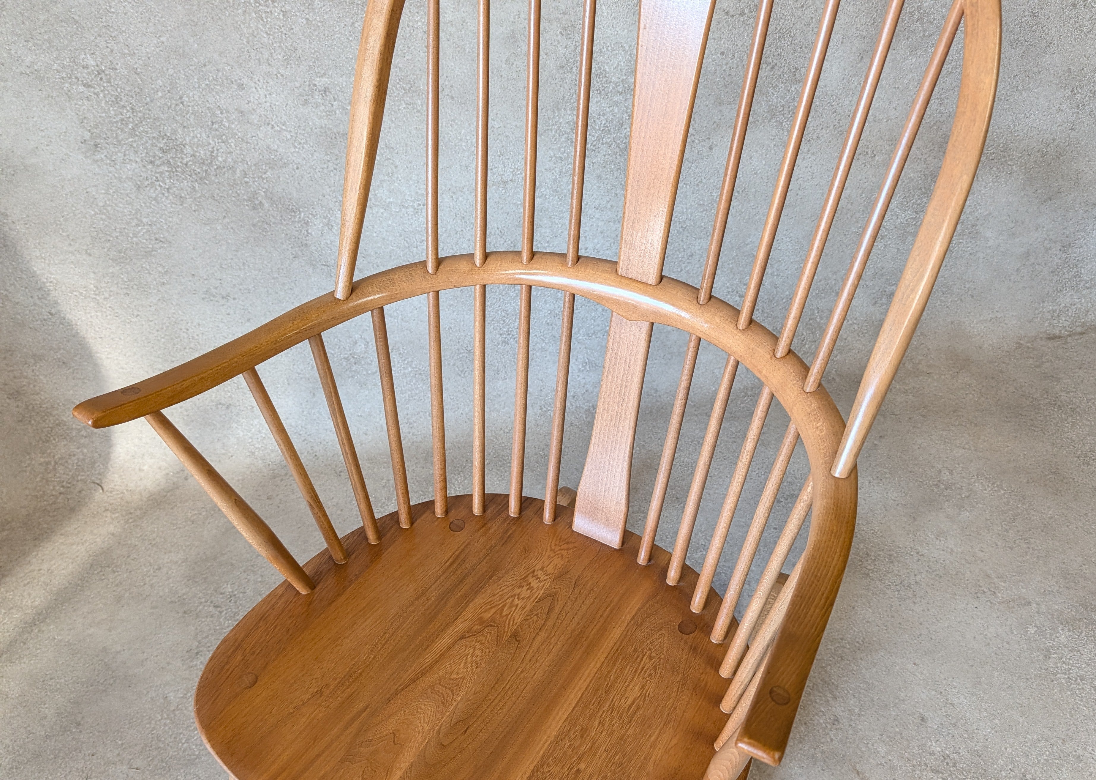 Ercol Chairmakers Rocking Chair With Crinoline Stretcher - Light Ash