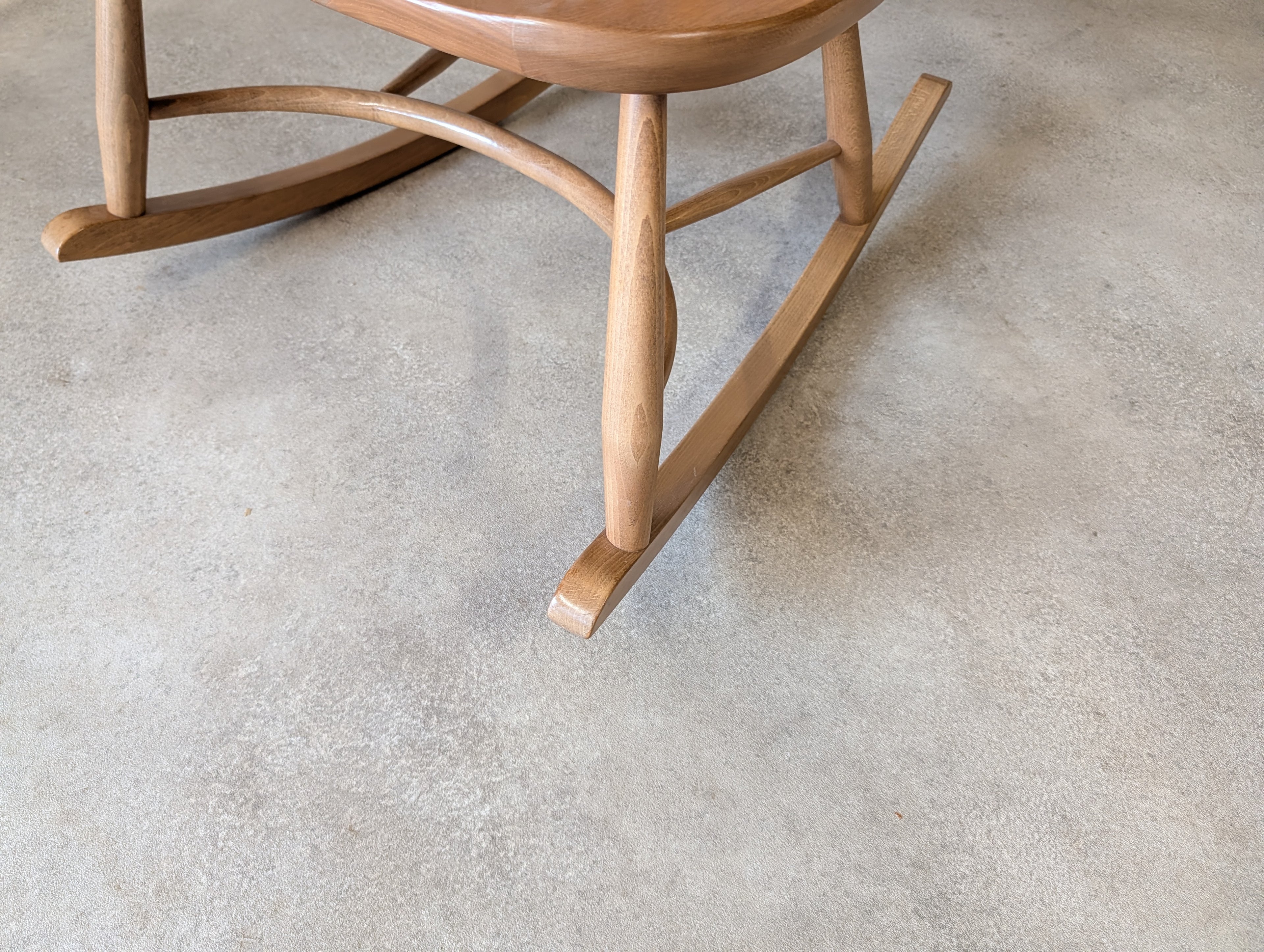 Ercol Chairmakers Rocking Chair With Crinoline Stretcher - Light Ash