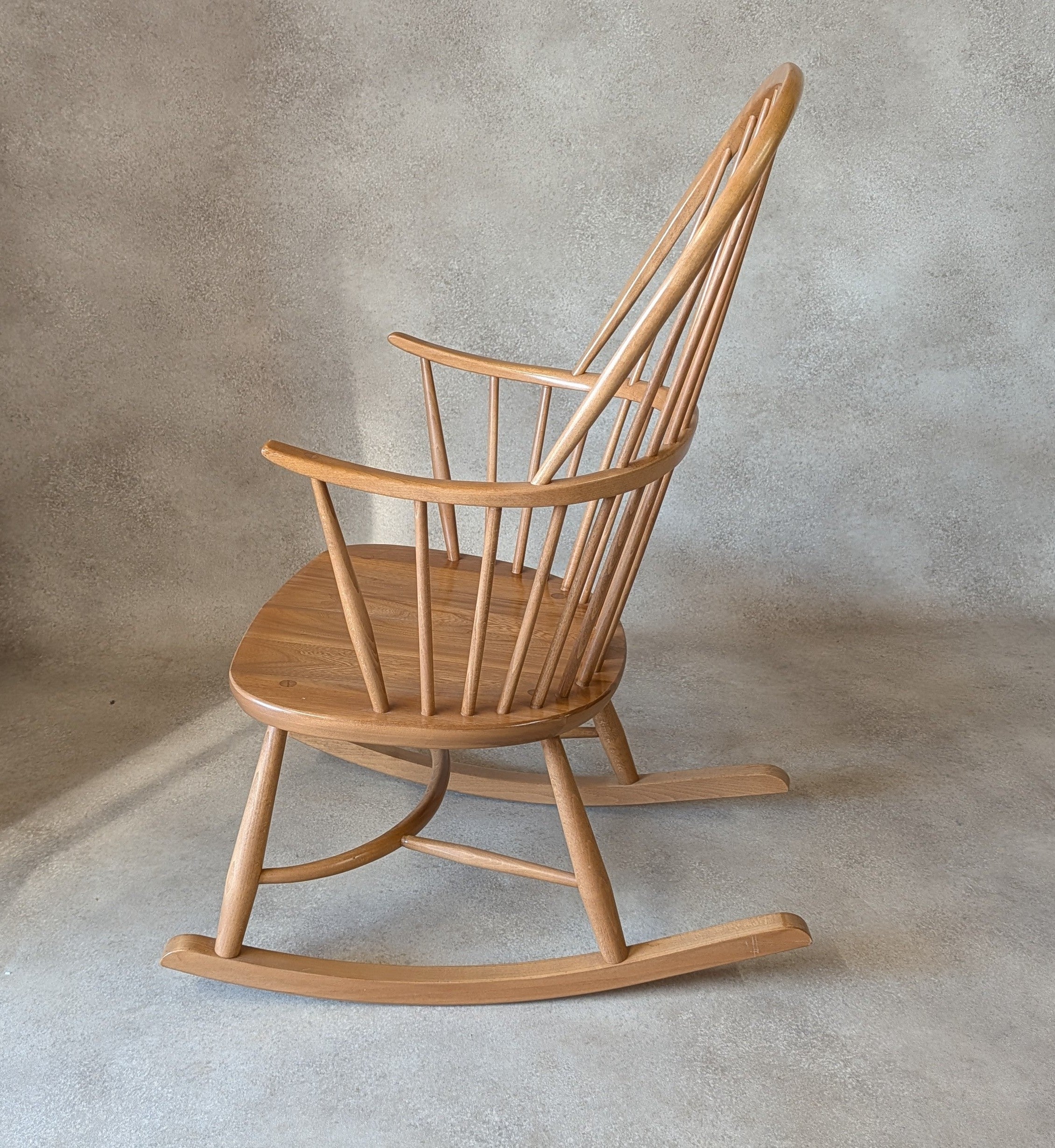 Ercol Chairmakers Rocking Chair With Crinoline Stretcher - Light Ash
