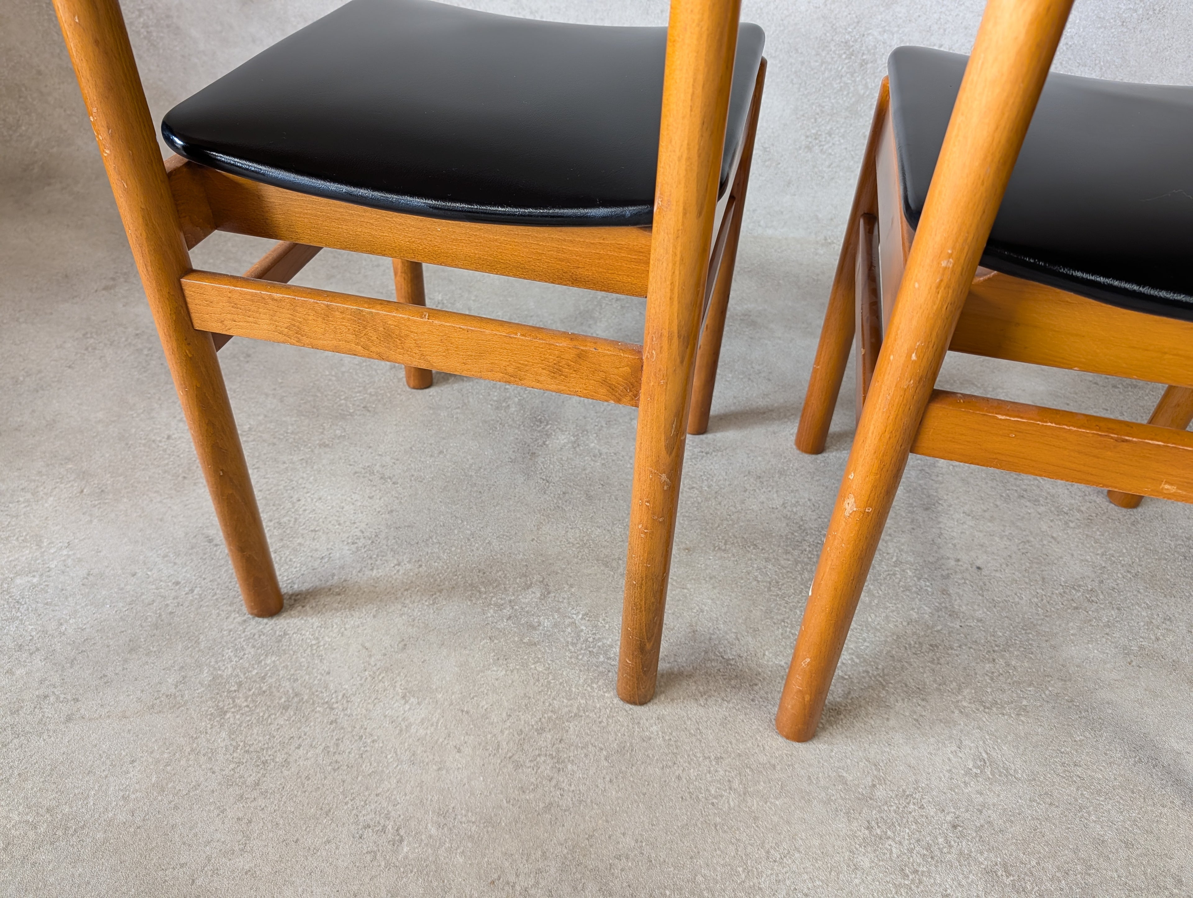 Set of 4 Mid Century Scandinavian Style Beech & Black Vinyl Dining Chairs 1960s