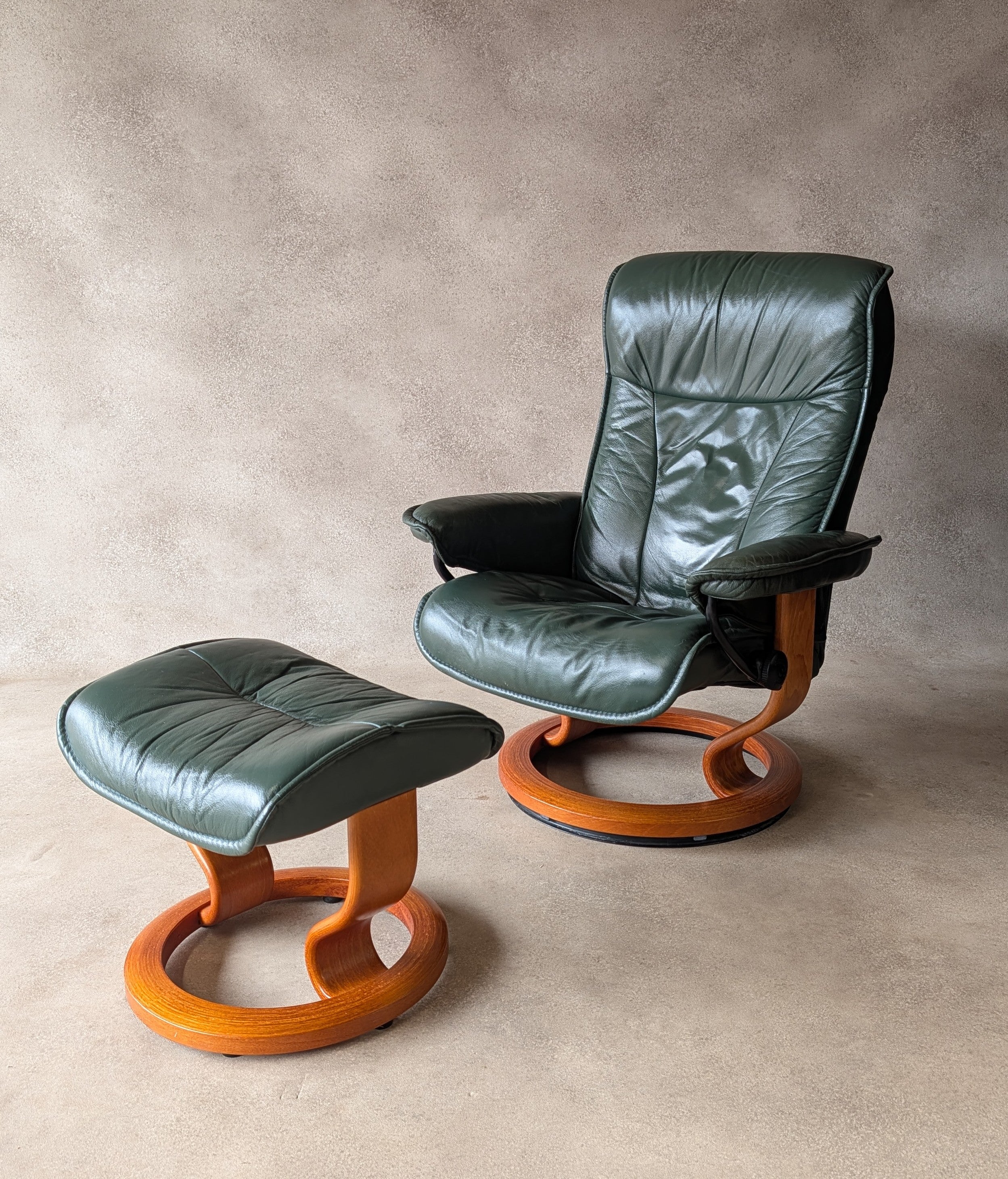 Vintage Ekornes Stressless Green Leather Recliner Armchair With Footstool