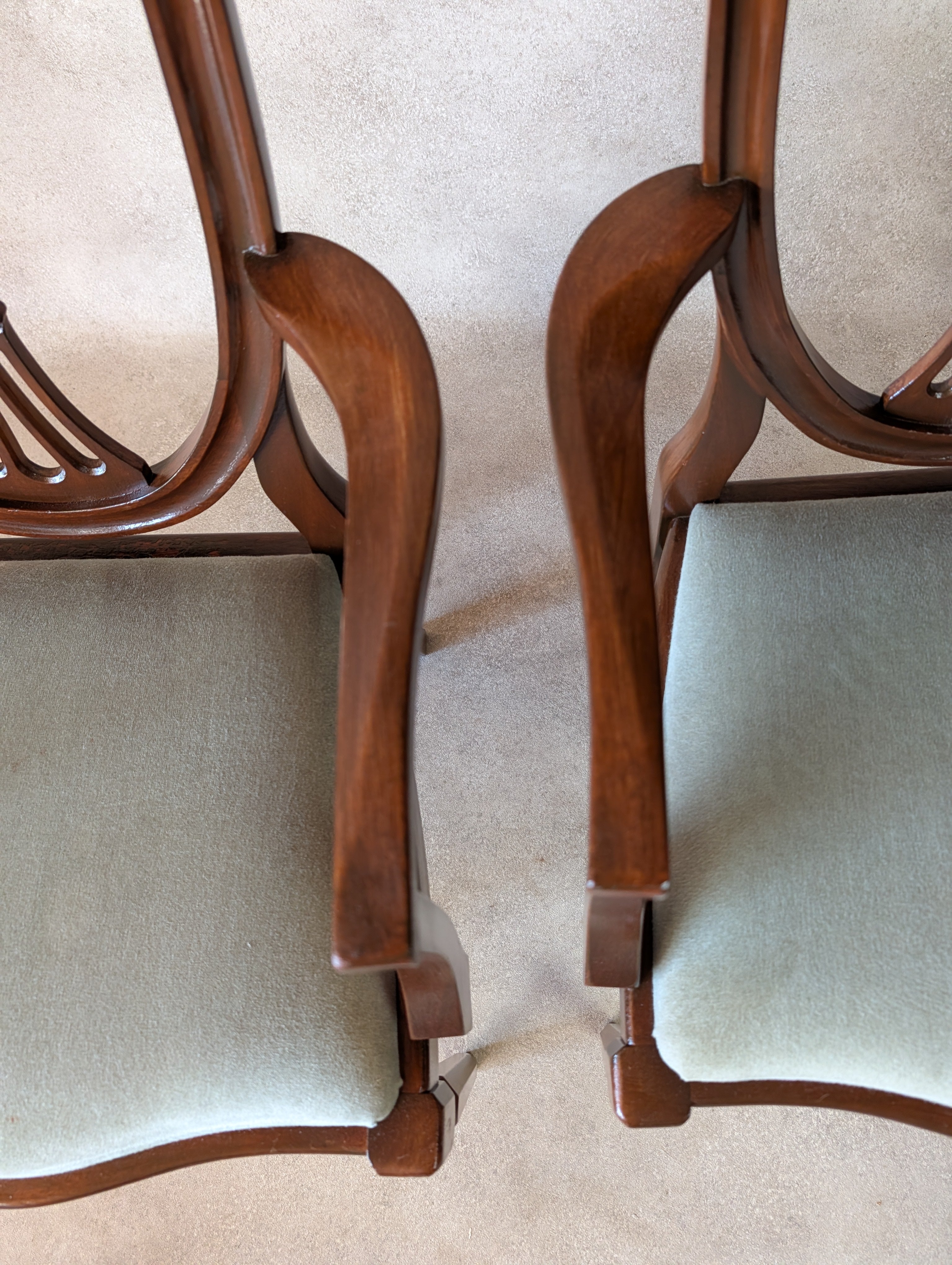 Set Of 6 Vintage Mahogany Hepplewhite Style Shield Back Dining Chairs