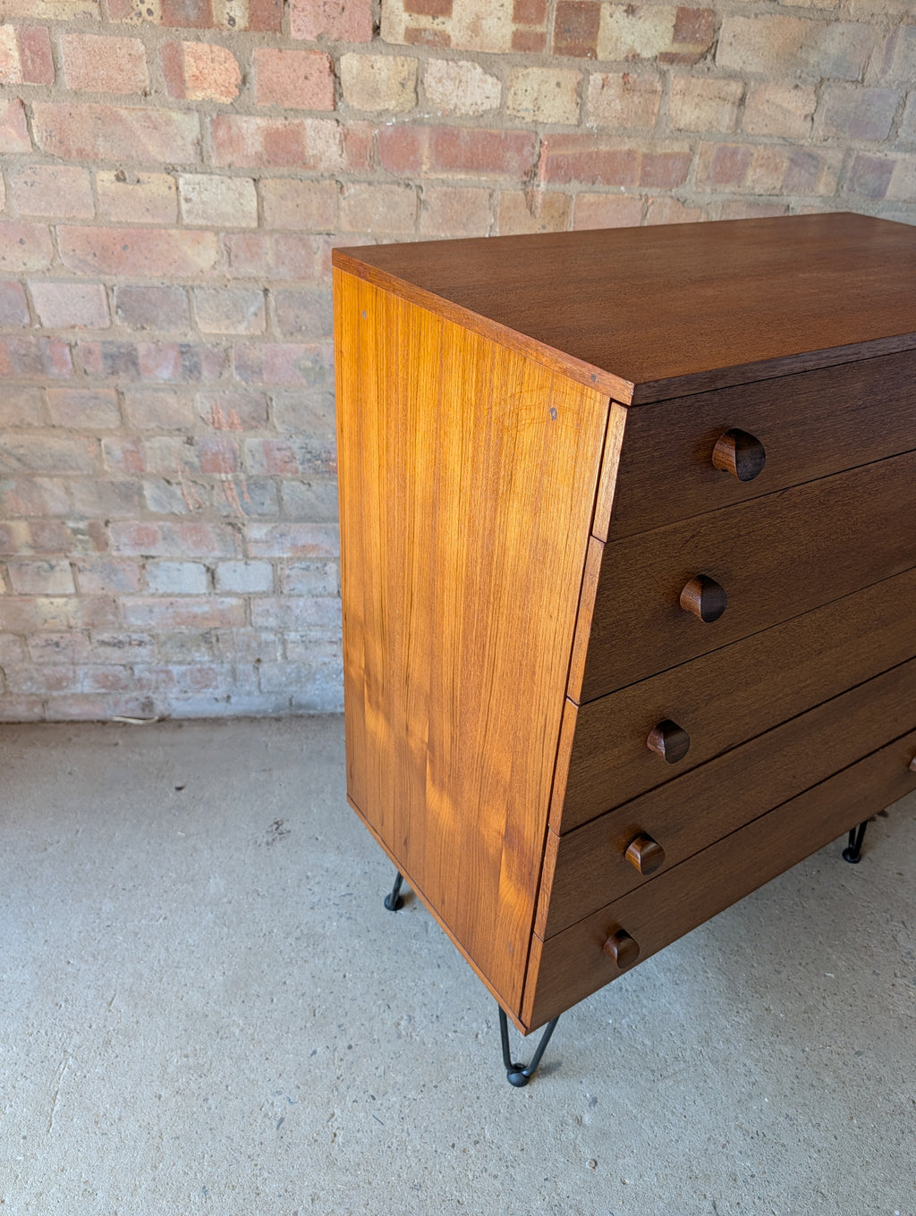 Mid Century Teak Avalon Chest Of Drawers On Hair Pin Legs - Vintage 1960s