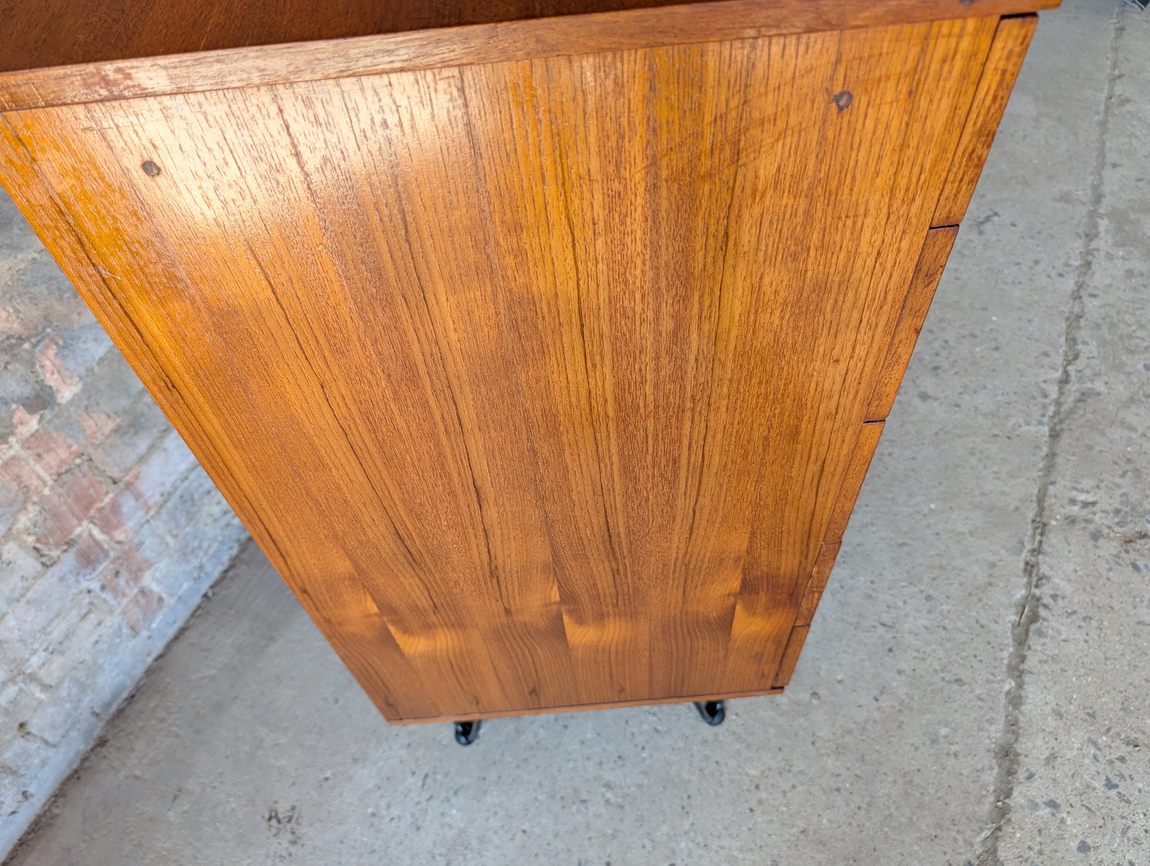 Mid Century Teak Avalon Chest Of Drawers On Hair Pin Legs - Vintage 1960s