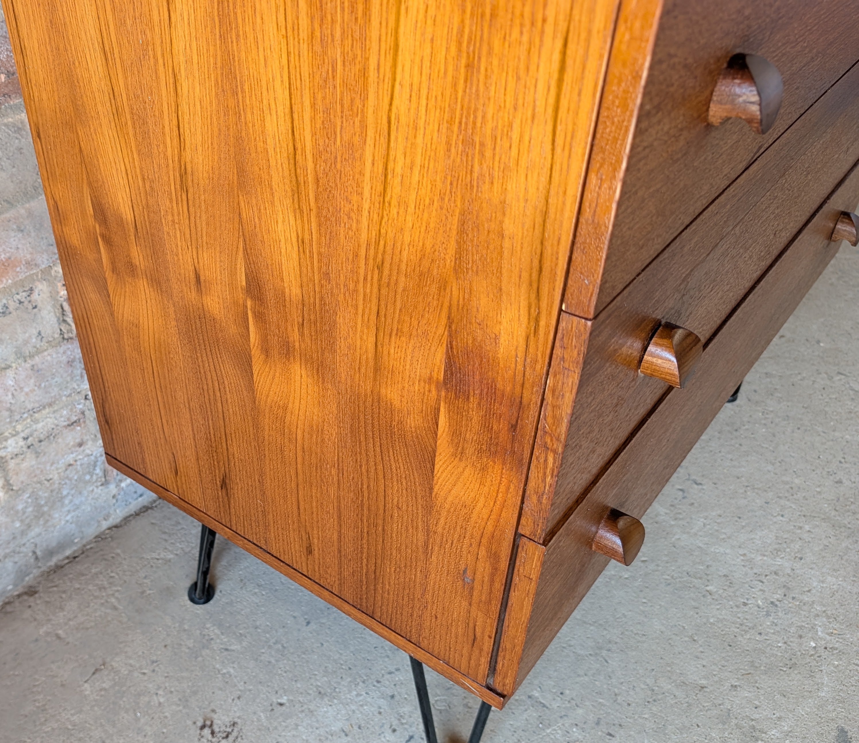 Mid Century Teak Avalon Chest Of Drawers On Hair Pin Legs - Vintage 1960s