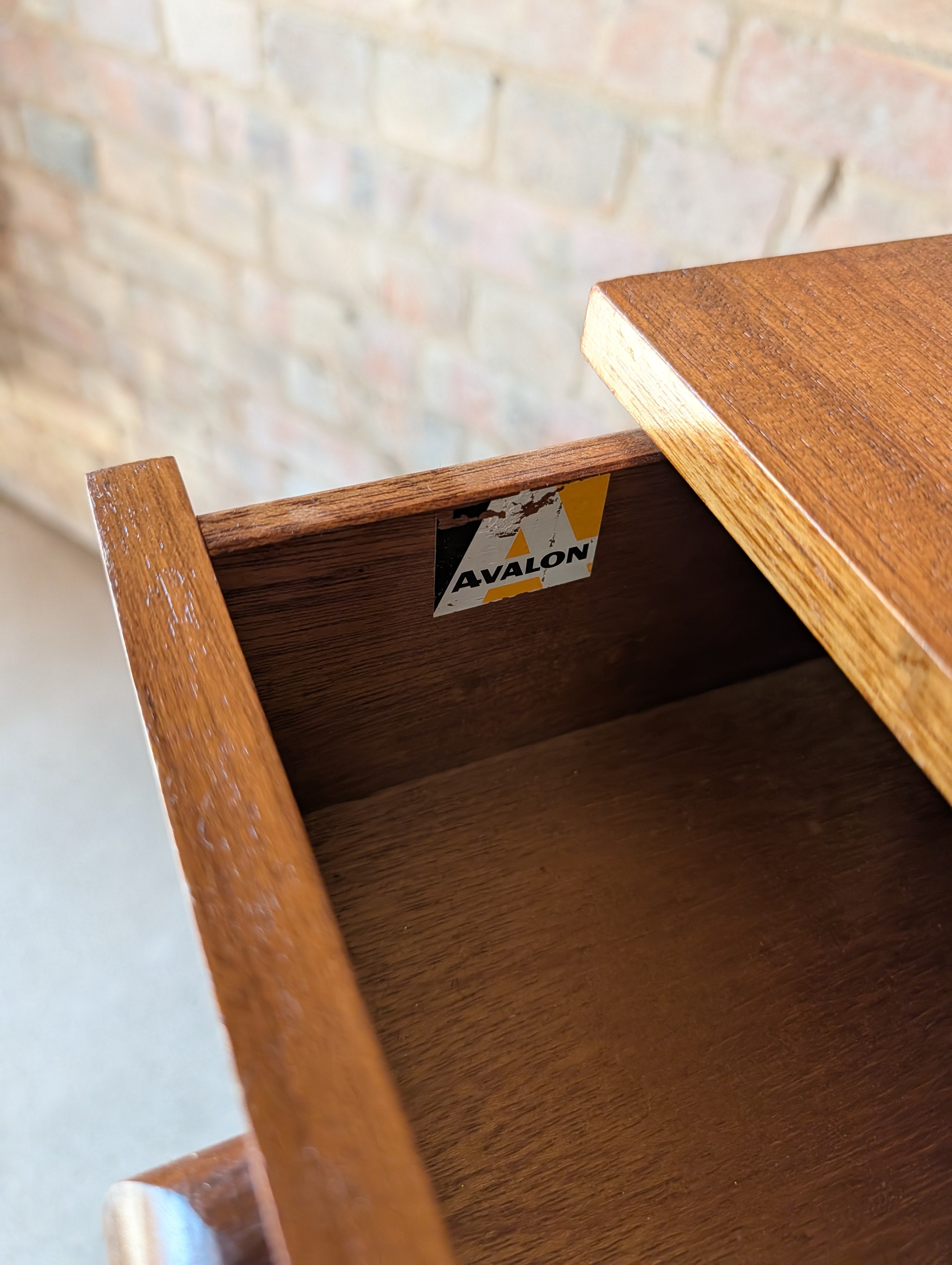 Mid Century Teak Avalon Chest Of Drawers On Hair Pin Legs - Vintage 1960s