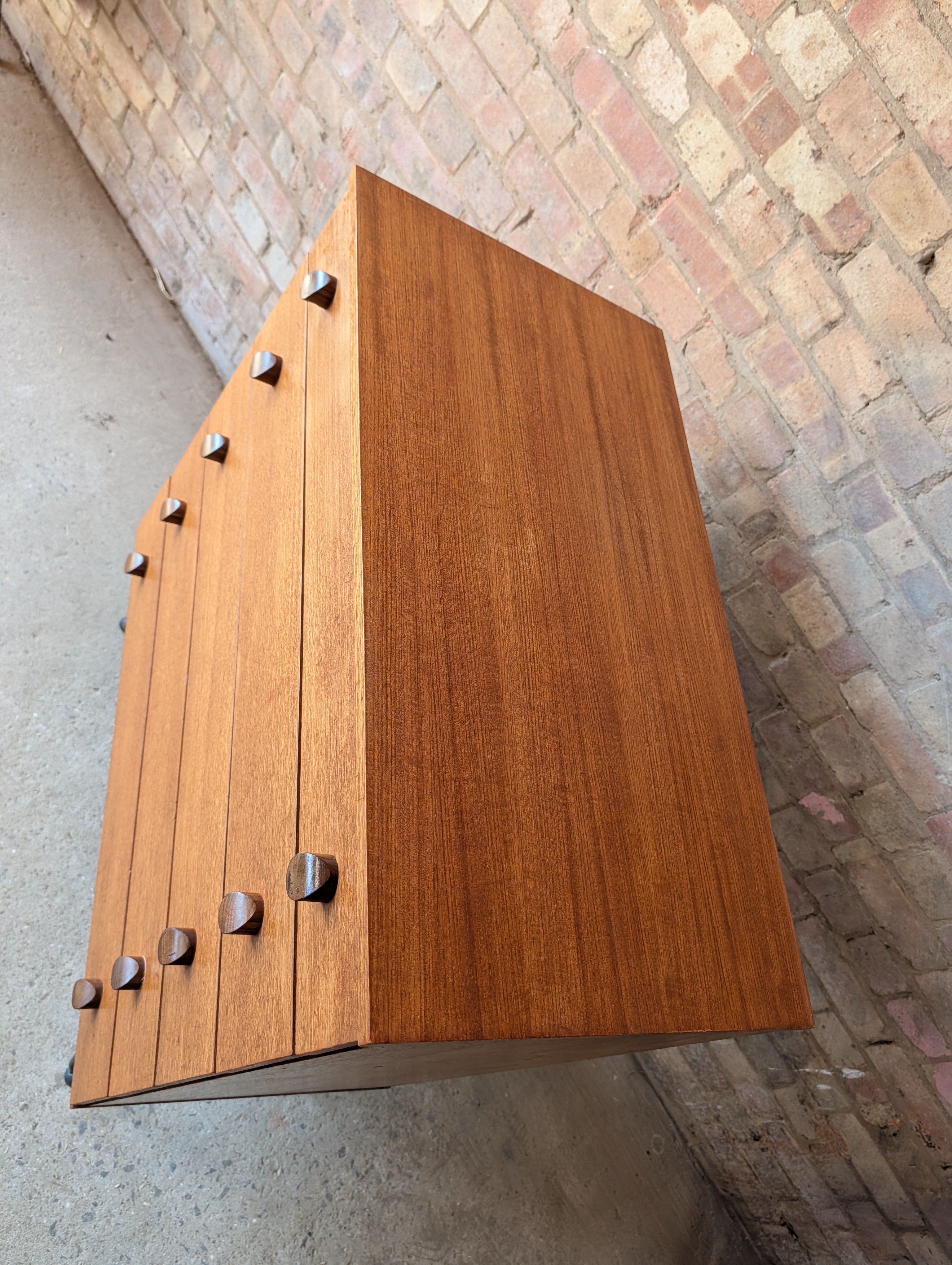 Mid Century Teak Avalon Chest Of Drawers On Hair Pin Legs - Vintage 1960s