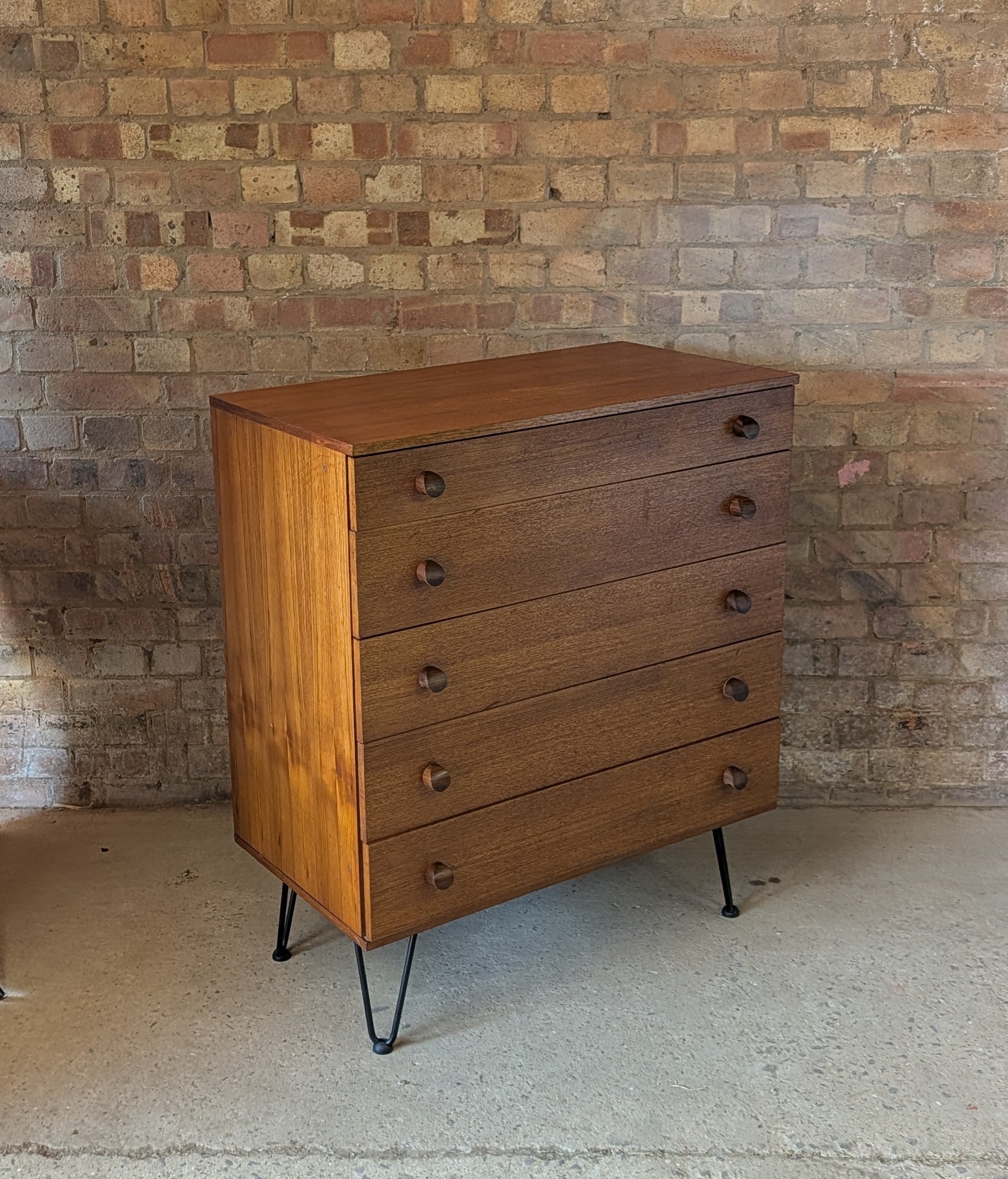 Mid Century Teak Avalon Chest Of Drawers On Hair Pin Legs - Vintage 1960s