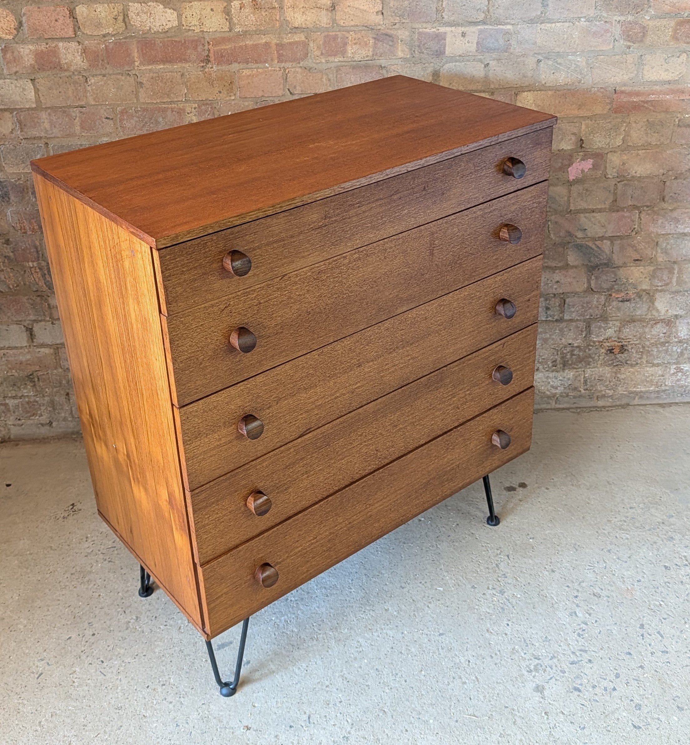Mid Century Teak Avalon Chest Of Drawers On Hair Pin Legs - Vintage 1960s