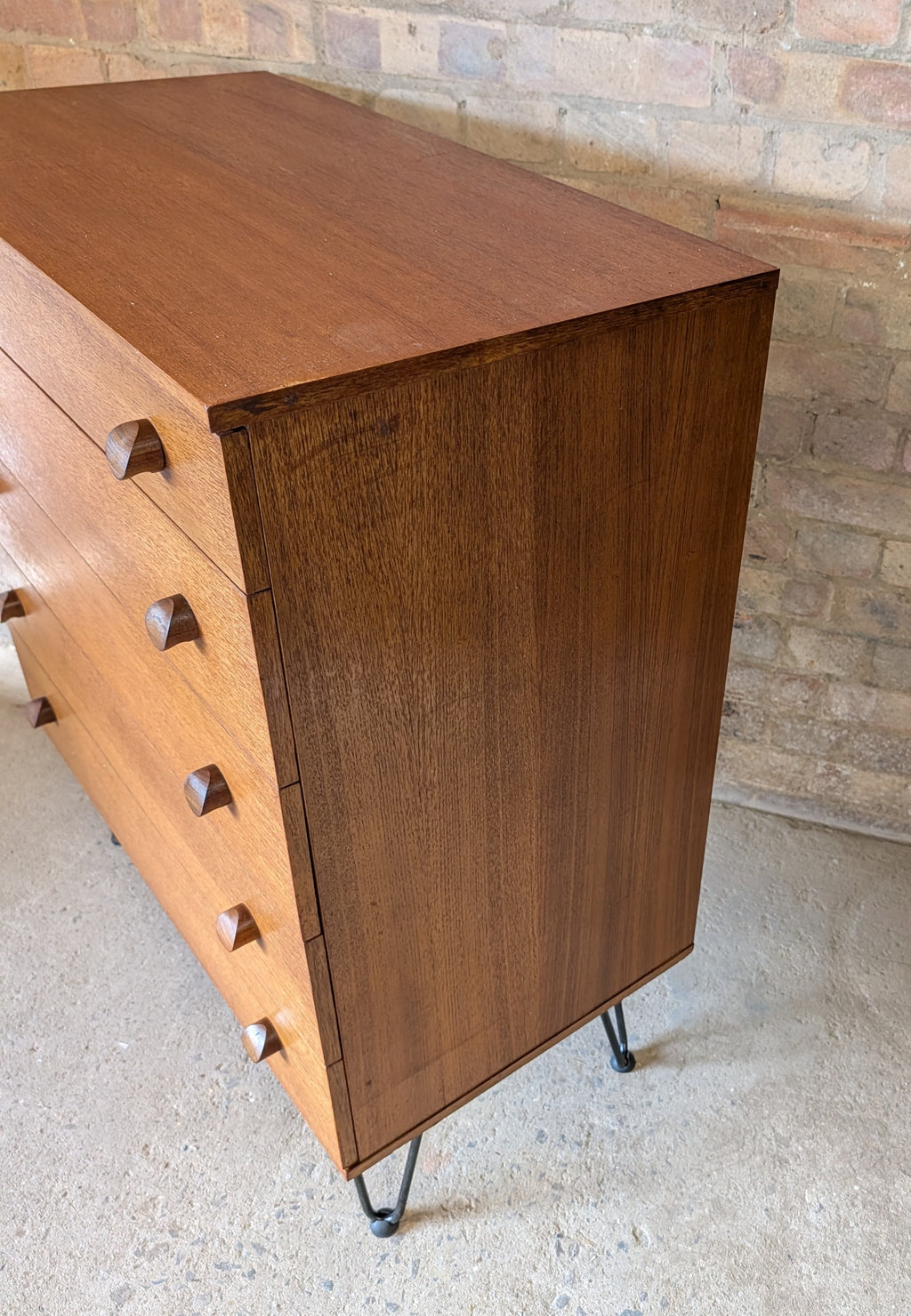 Mid Century Avalon Teak Chest Of Drawers On Hair Pin Legs - Vintage 1960s
