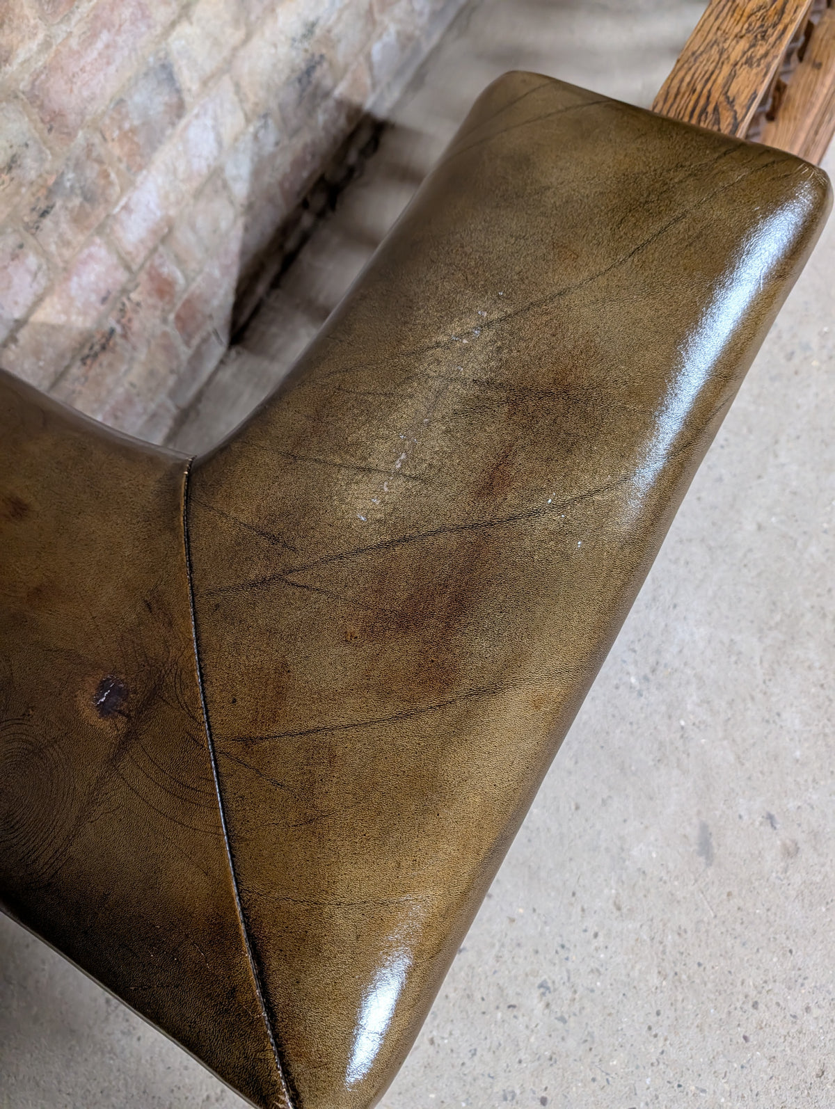 Antique Arts & Crafts Oak Club Fender / Fire Fender - Leather Seats