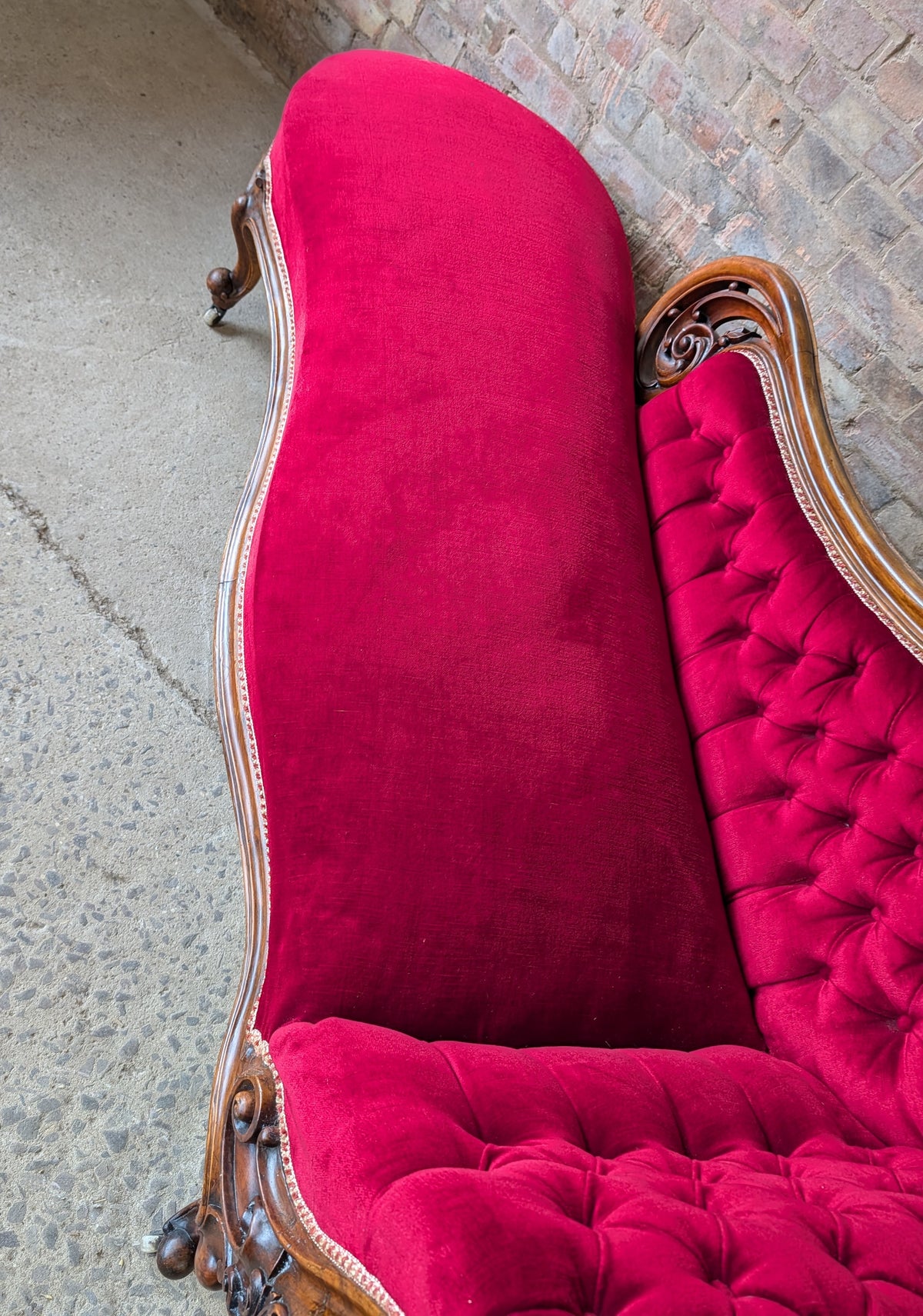 Victorian Scroll End Antique Chaise Longue Walnut Lounge Sofa Day Bed