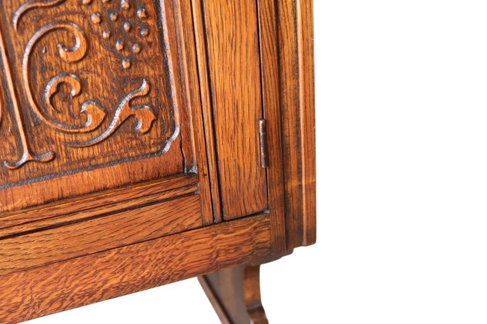 Vintage Old Charm Style Oak Small Court Cupboard / Compact Sideboard