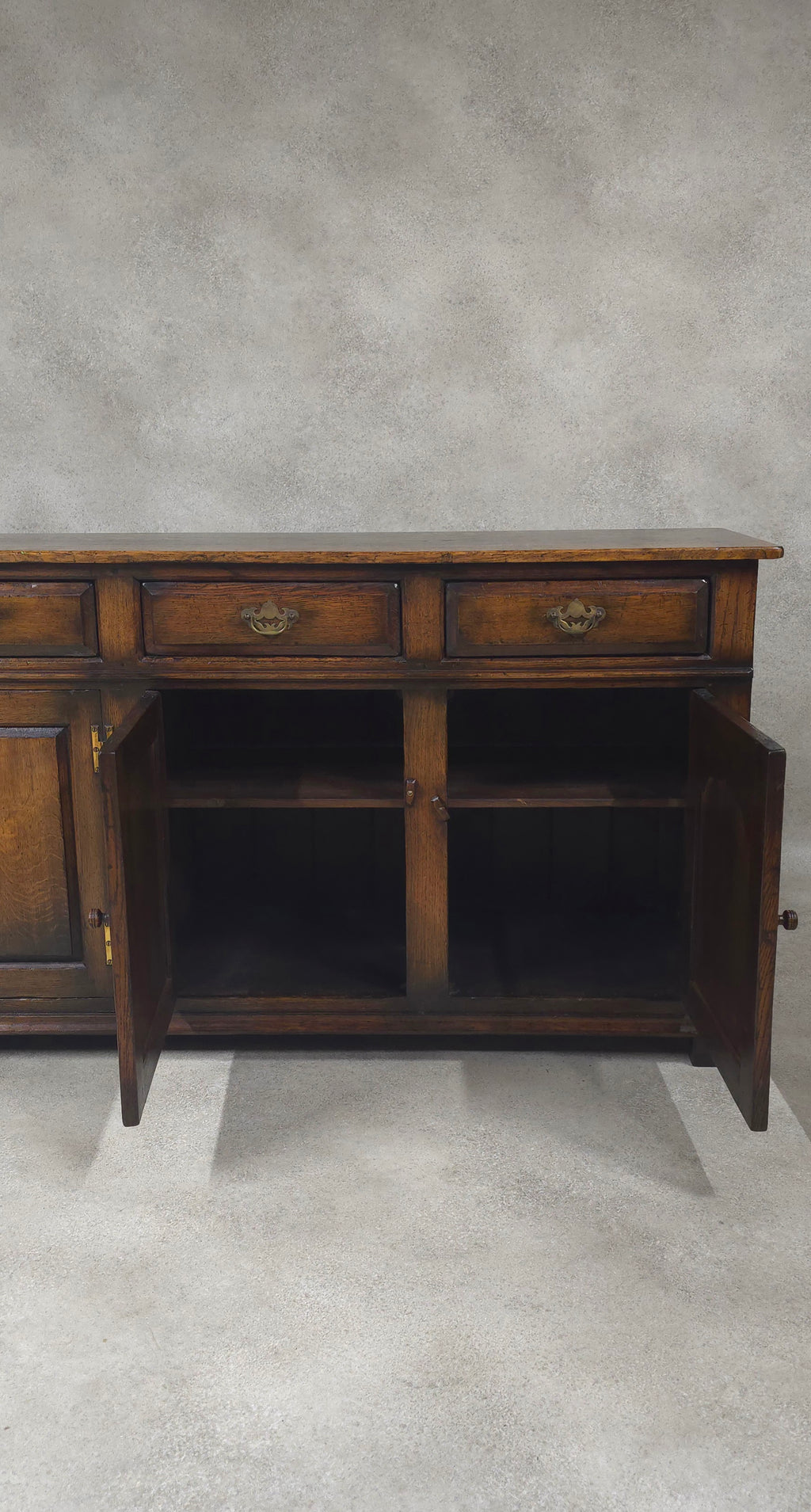 Large Handcrafted Titchmarsh & Goodwin Solid Oak 4-Door Sideboard Dresser Base Ogee Panel