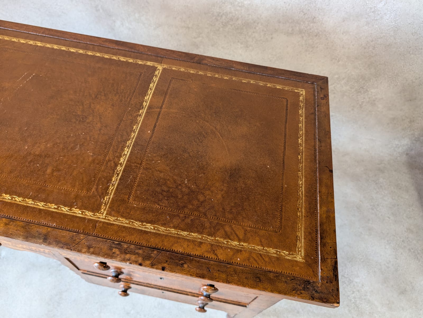Antique Victorian Burr Walnut & Fiddleback Kneehole Desk With Bobbin Legs c.1890