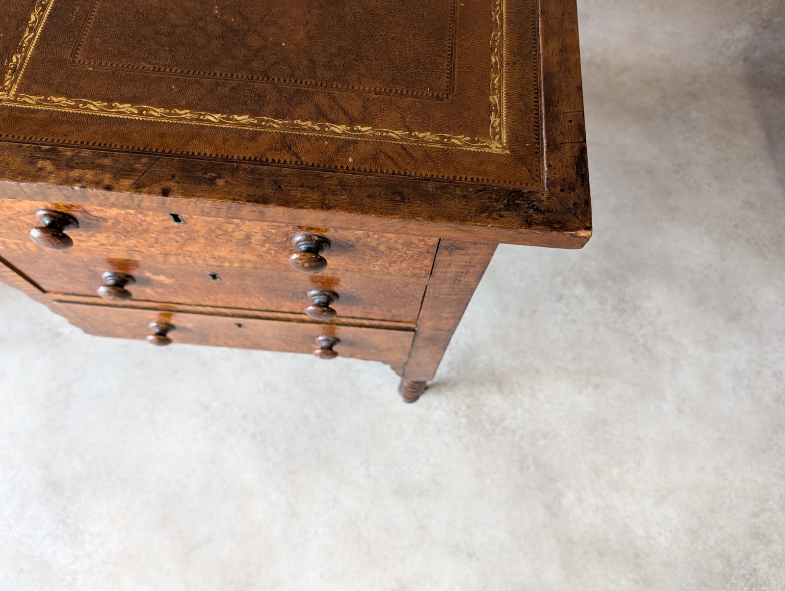Antique Victorian Burr Walnut & Fiddleback Kneehole Desk With Bobbin Legs c.1890