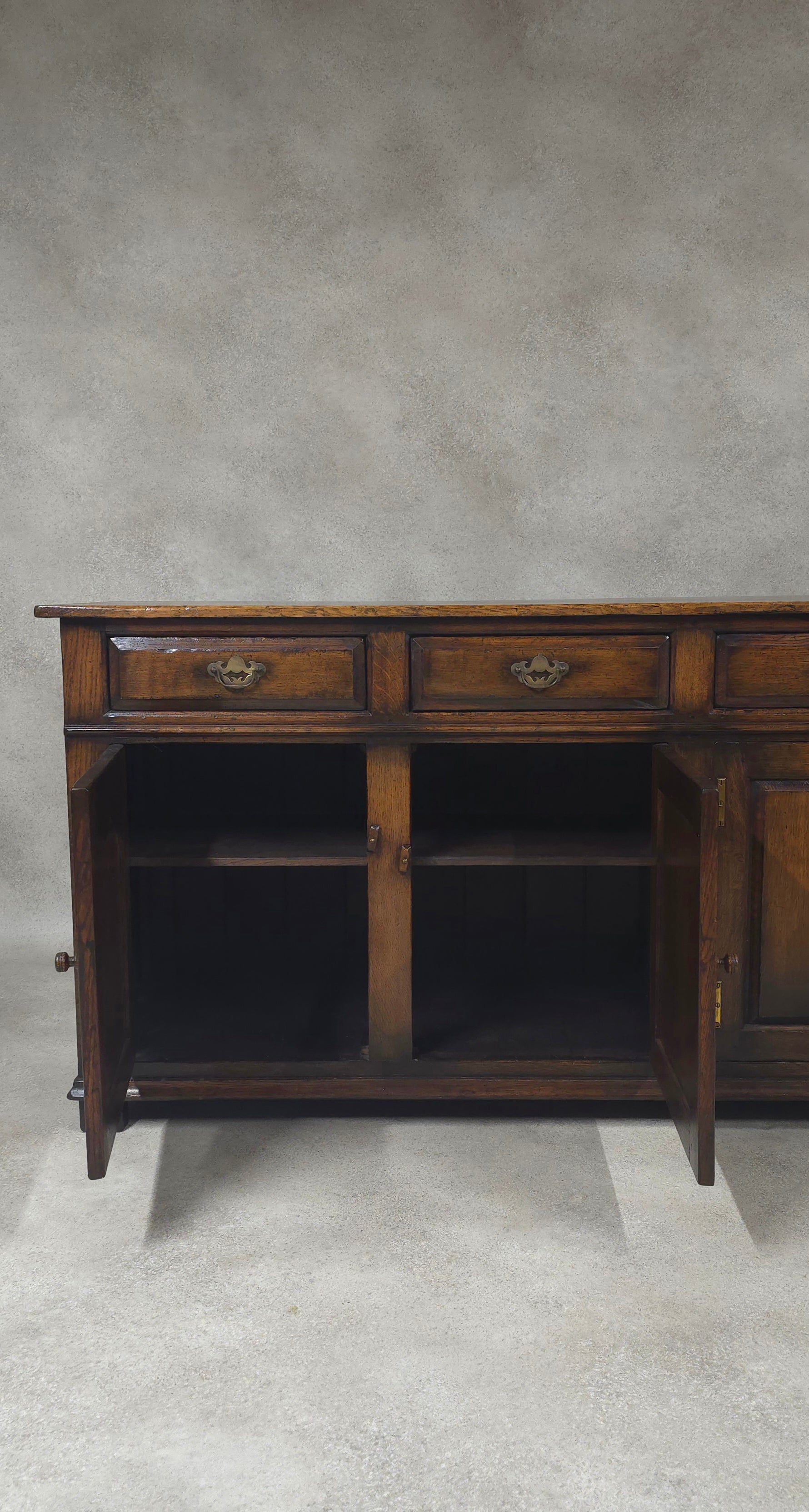 Large Handcrafted Titchmarsh & Goodwin Solid Oak 4-Door Sideboard Dresser Base Ogee Panel