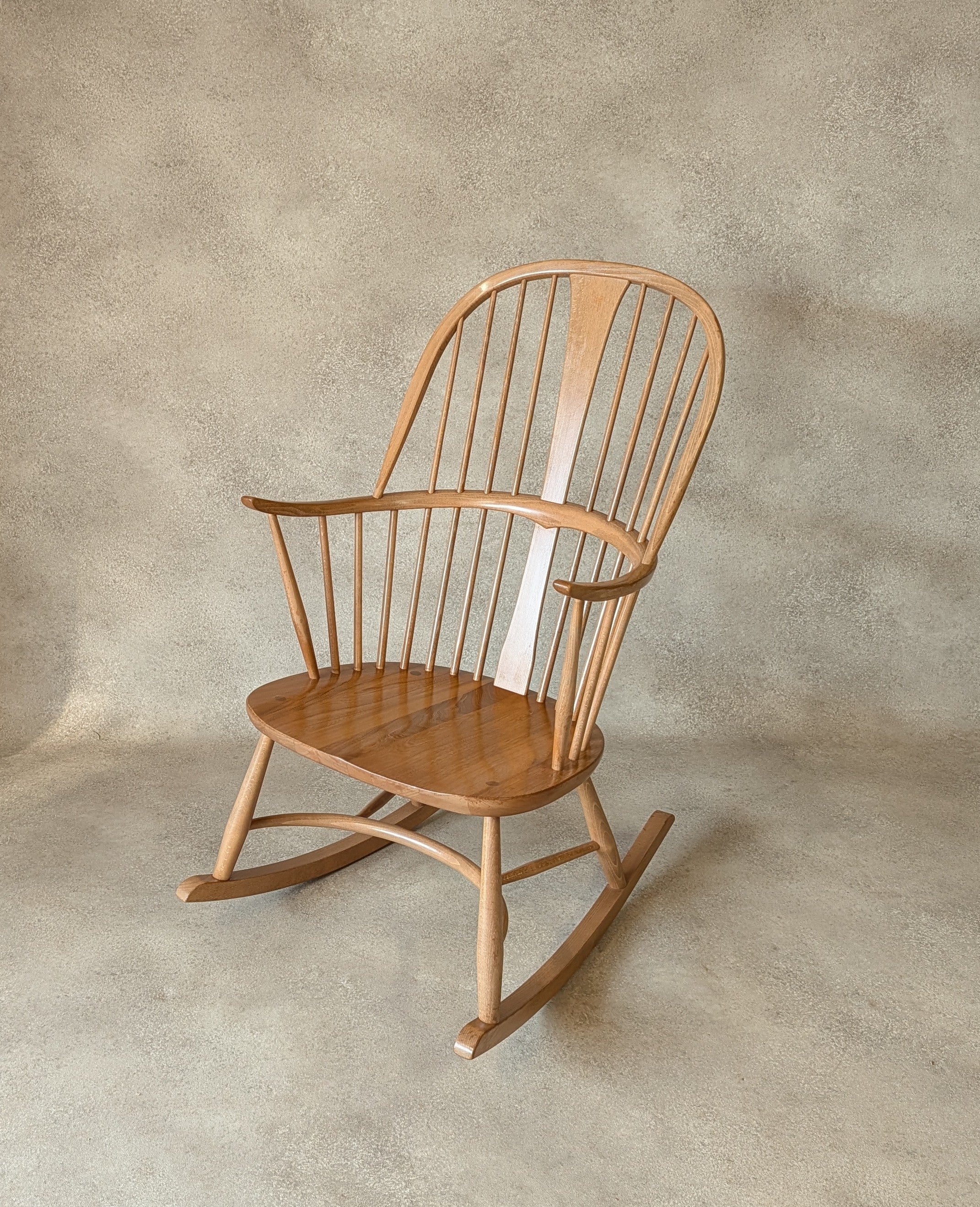Ercol Chairmakers Rocking Chair With Crinoline Stretcher - Light Ash