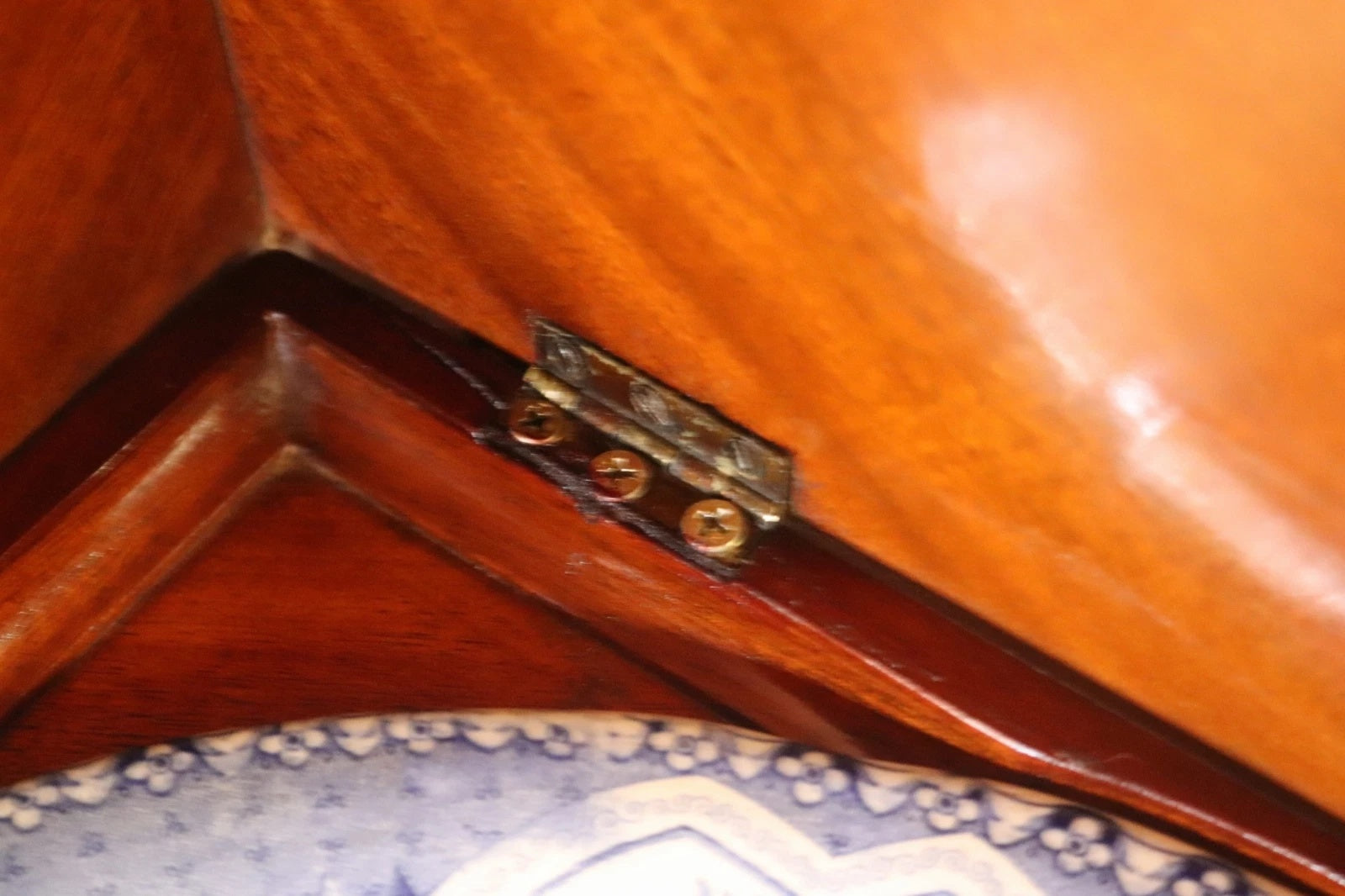 Antique Mahogany Georgian Corner Washstand with Blue & White Ceramic Basin